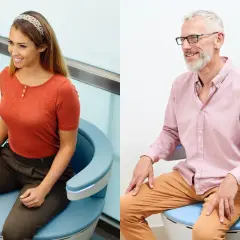 Femme et homme souriants assis sur des fauteuils futuristes, une solution pour la fuite urinaire.