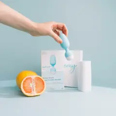 Main d'une femme tenant une sonde pour rééducation périnéale. Le produit, une sonde pour rééducation périnéale, est présenté avec des fruits. Pas d'effets secondaires connus.