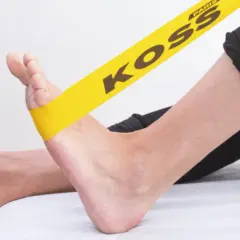 Exercice avec élastique jaune pour soulager la périostite tibiale.