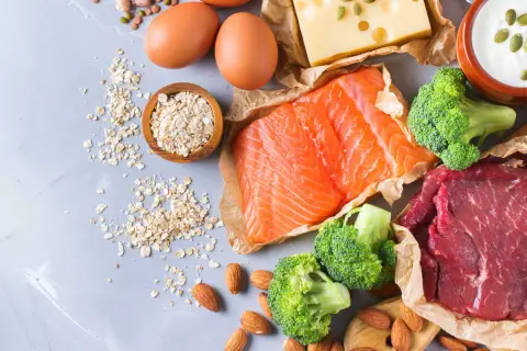 Œufs, saumon, bœuf, fromage, yaourt, brocolis, flocons d'avoine et amandes. Une abondance de sources de protéines, peut-être trop de protéine pour certains.