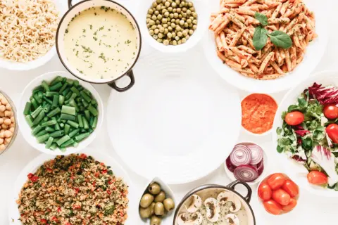 Repas variés pour savoir quoi manger la veille d'un marathon : pâtes, riz, légumes verts, salade, soupe, pois, olives, tomates, oignons, champignons.