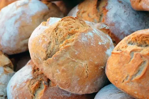 Gros pains artisanaux, dorés et farinés, parfaits pour ceux qui préfèrent le pain le moins sucré.