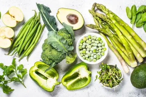 Légumes verts variés : brocolis, haricots, asperges, poivrons, avocats, épinards, pois, pousses. Certains de ces aliments riches en phytates et oxalates sont présentés.