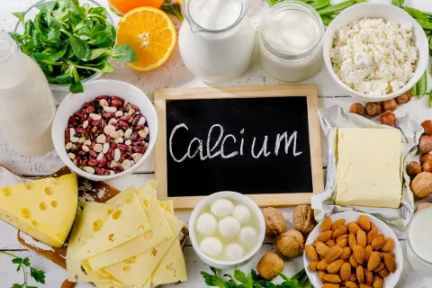 Assiette de fromage, lait, yaourt, amandes, haricots et autres aliments riches en calcium.
