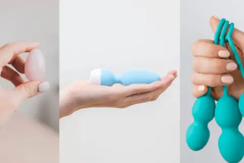 Trois mains présentent des objets pour le bien-être intime : un œuf de jade, un vibromasseur bleu et des boules de Kegel turquoise.