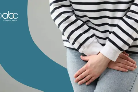 Femme tenant ses mains sur son bas-ventre, évoquant la gêne d'une fuite urinaire liée à la ménopause.