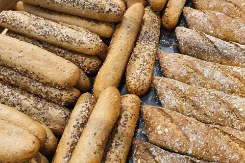 Une variété de pains aux céréales et graines. Lequel ne fait pas grossir ? Peut-être celui avec le plus de fibres !