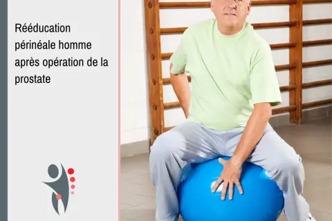 Homme âgé en rééducation périnéale après opération de la prostate, assis sur un ballon de gym bleu.