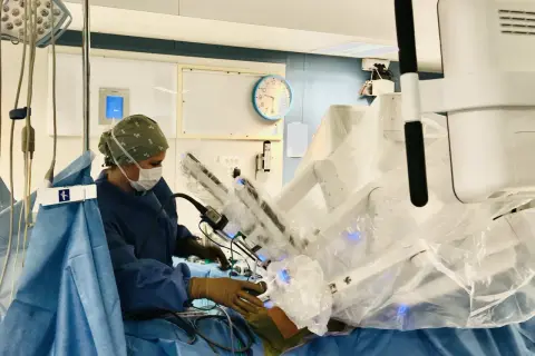 Chirurgien opérant avec un robot chirurgical, une avancée pour les patients après opération de la prostate.