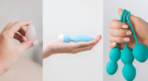 Trois mains présentent des objets pour le bien-être intime : un œuf de jade, un vibromasseur bleu et des boules de Kegel turquoise.