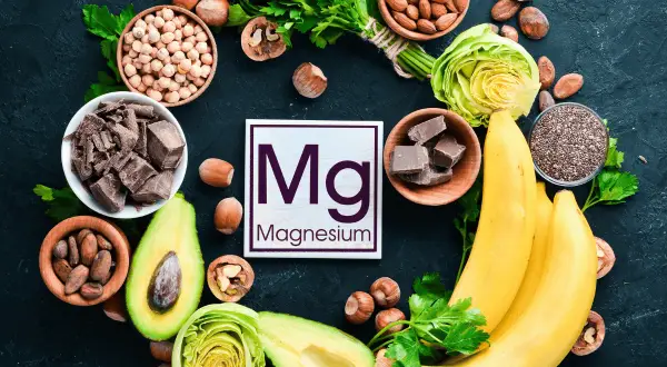 Bananes, avocat, amandes, chocolat noir, graines de chia, pois chiches, noisettes. Quel est le fruit le plus riche en magnésium ? La banane !