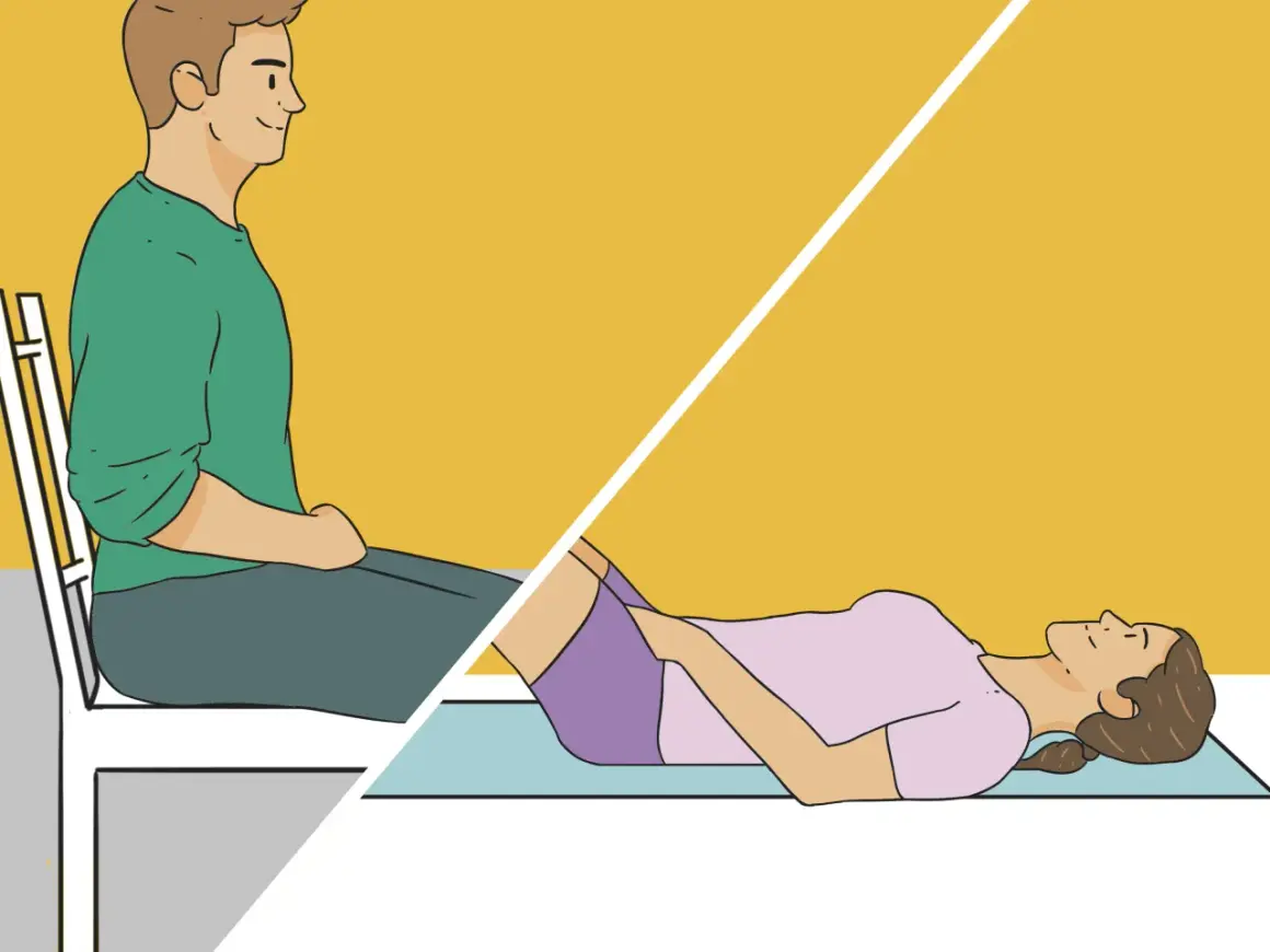 Homme assis et femme allongée pratiquant l'exercice de Kegel pour renforcer le plancher pelvien.
