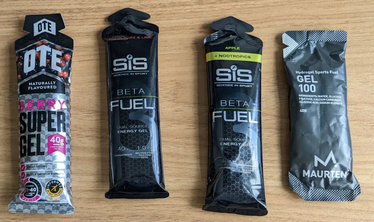 Comparaison de gels énergétiques : OTE Berry, SiS Beta Fuel (fraise-citron et pomme), et un gel Maurten. Avis sur le gel Maurten et ses concurrents.