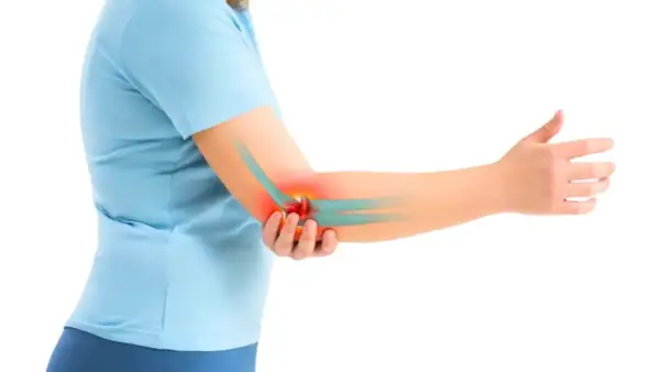 Une personne souffre d'une tendinite au coude, indiquée par une zone rouge. La glace peut aider à soulager la douleur.